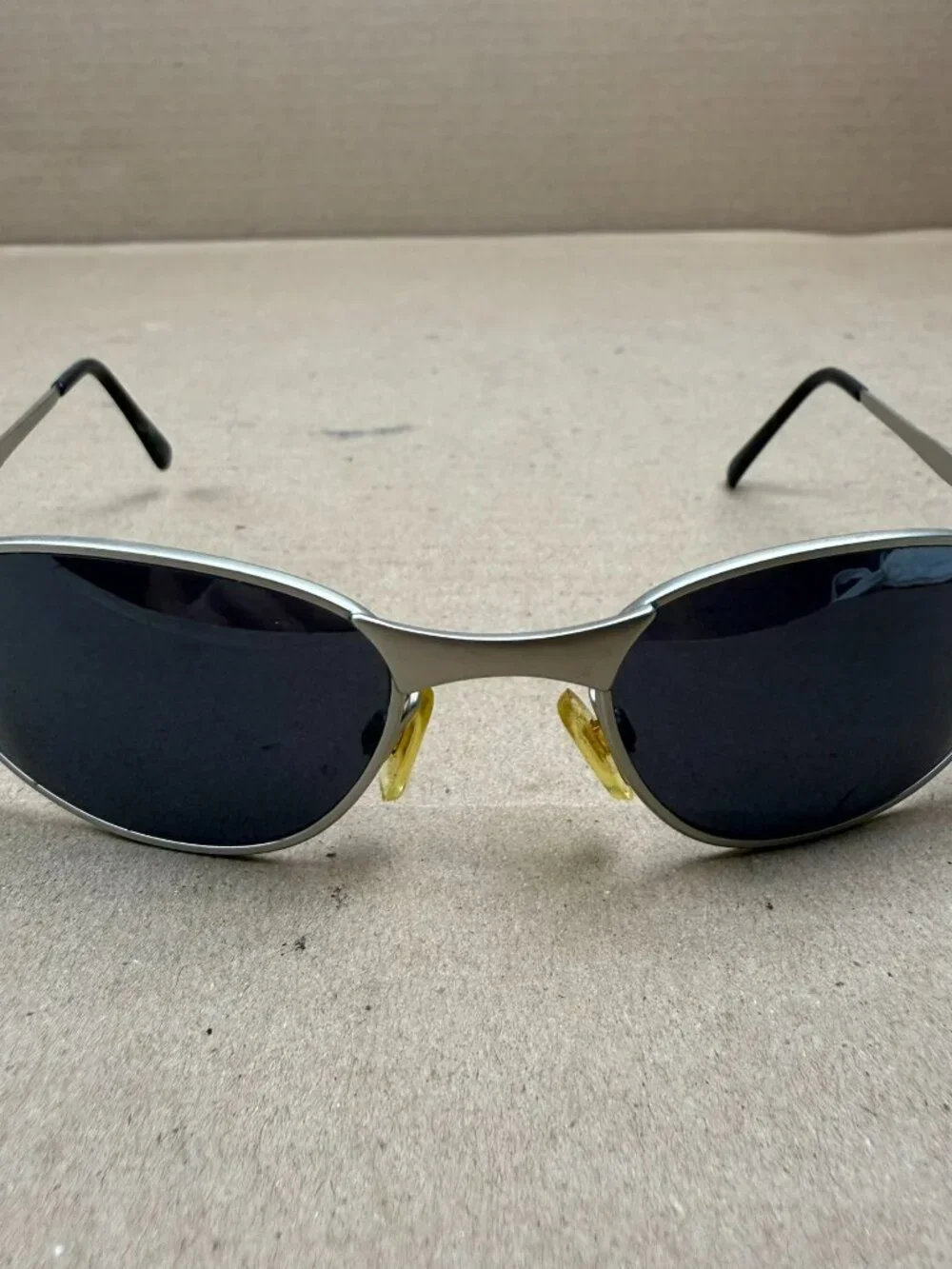 Men's Vintage Style Silver Frame Sunglasses - DAMAGE: Scratches on Lens